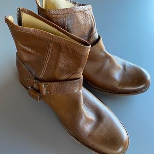 Great condition Frye Weston cross strap boots